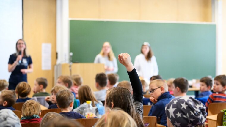 Für offene Fragen ist immer Zeit und auch nach der Vorlesung können sie gestellt werden.